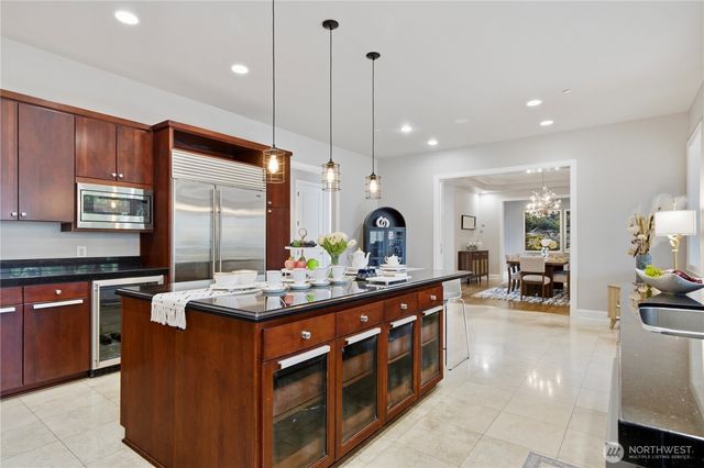 2 Crescent Key SE, Bellevue, WA 98006