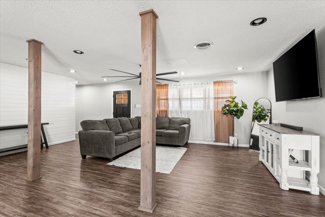 219 Redwood Lane, Levelland, TX 79336