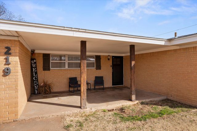 219 Redwood Lane, Levelland, TX 79336