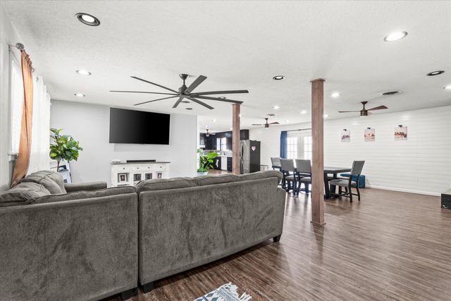 219 Redwood Lane, Levelland, TX 79336