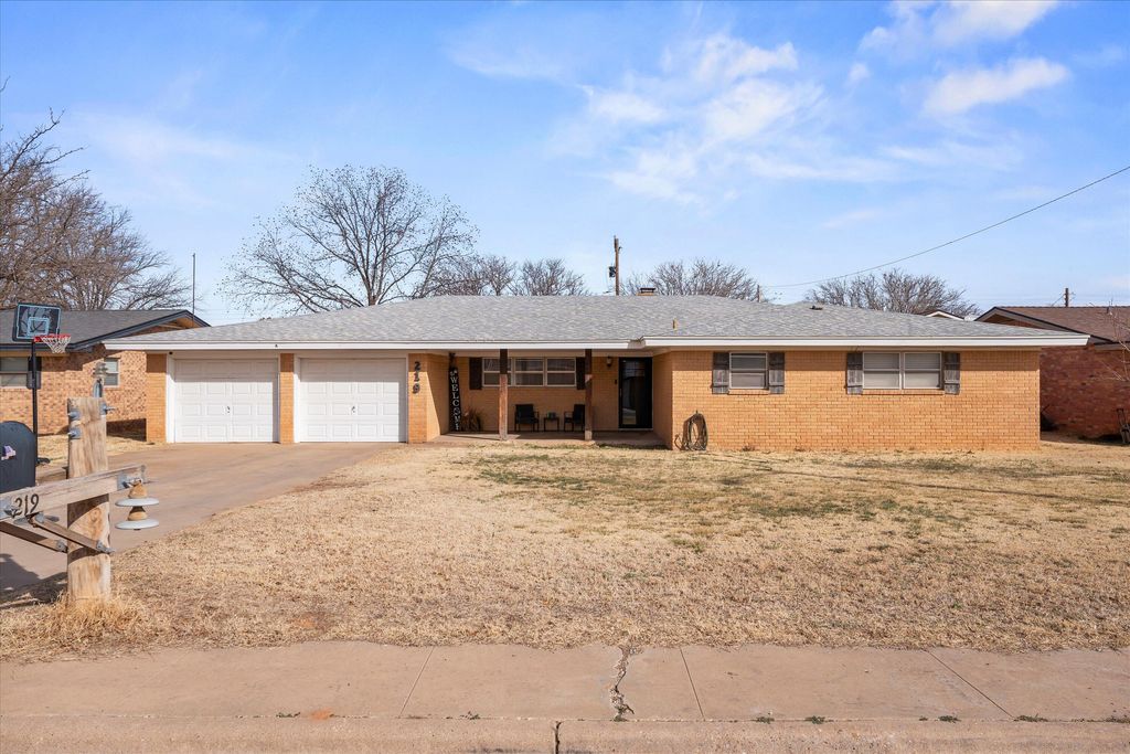219 Redwood Lane, Levelland, TX 79336