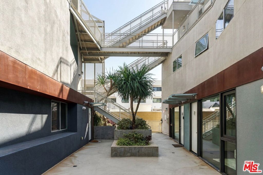 751 N Fairfax Avenue 2, Los Angeles, CA 90046 — photo 2