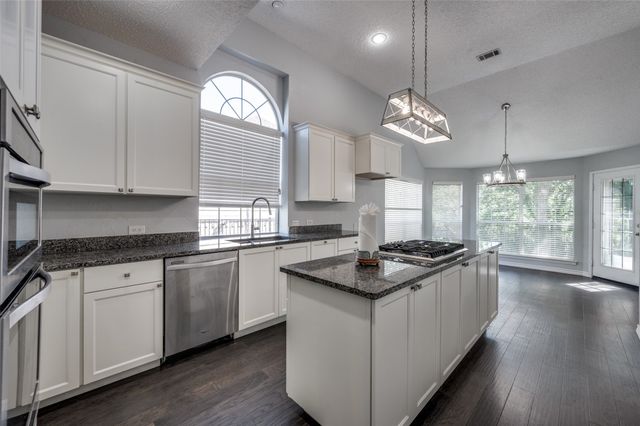 2704 Crestwood Lane, Highland Village, TX 75077