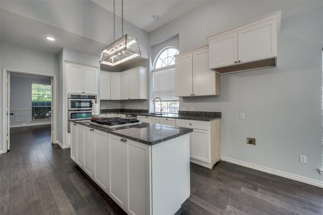 2704 Crestwood Lane, Highland Village, TX 75077