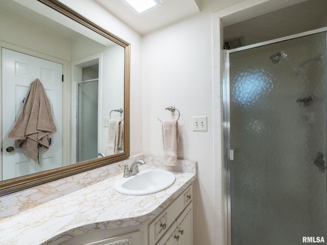 1316 W LAKE Avenue, Peoria, IL 61614