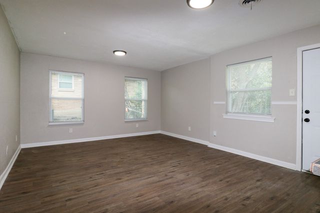 2420 E Kiest Boulevard, Dallas, TX 75216