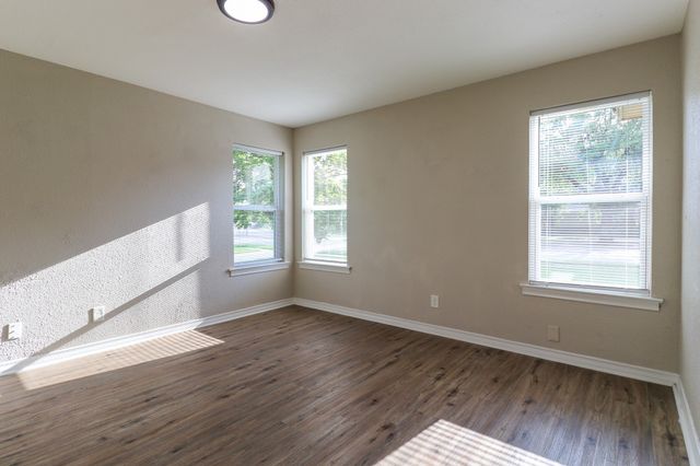 2420 E Kiest Boulevard, Dallas, TX 75216