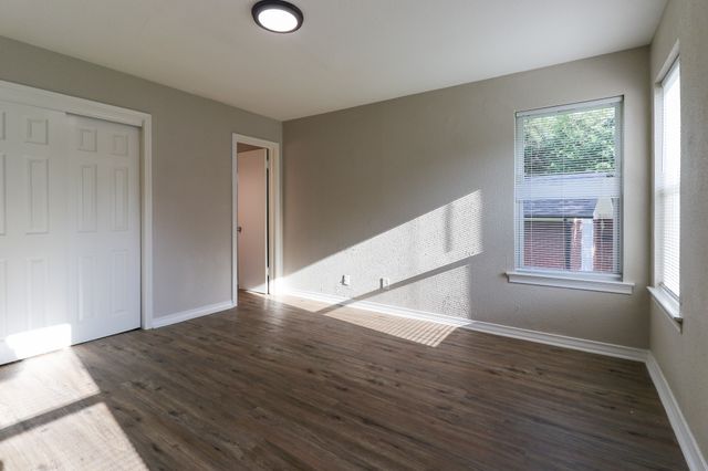 2420 E Kiest Boulevard, Dallas, TX 75216