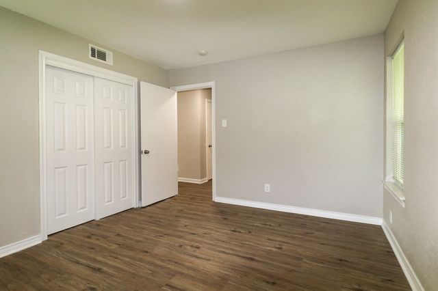 2420 E Kiest Boulevard, Dallas, TX 75216