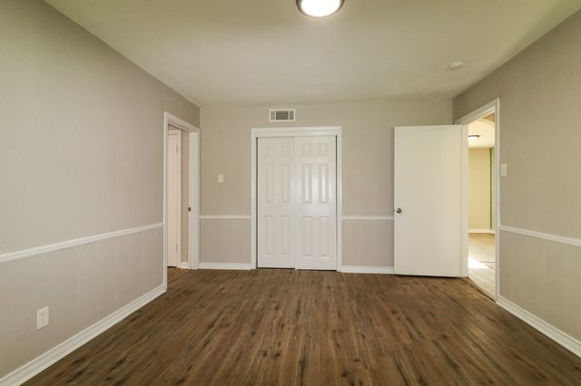 2420 E Kiest Boulevard, Dallas, TX 75216