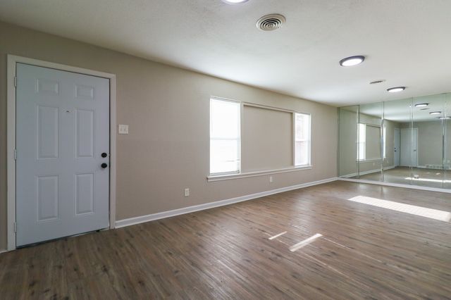 2420 E Kiest Boulevard, Dallas, TX 75216