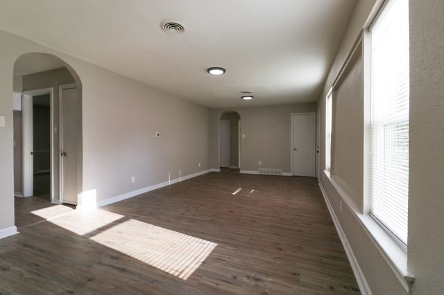 2420 E Kiest Boulevard, Dallas, TX 75216