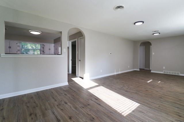 2420 E Kiest Boulevard, Dallas, TX 75216