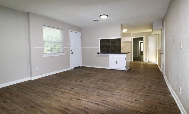 2420 E Kiest Boulevard, Dallas, TX 75216