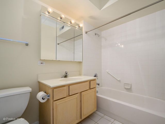 7071 W TOUHY Avenue 408, Niles, IL 60714