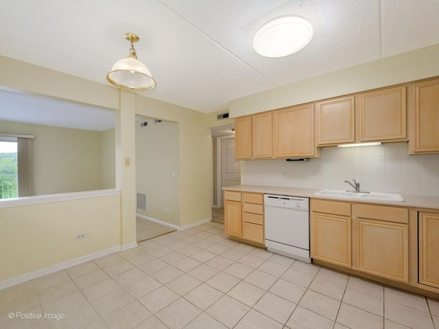 7071 W TOUHY Avenue 408, Niles, IL 60714