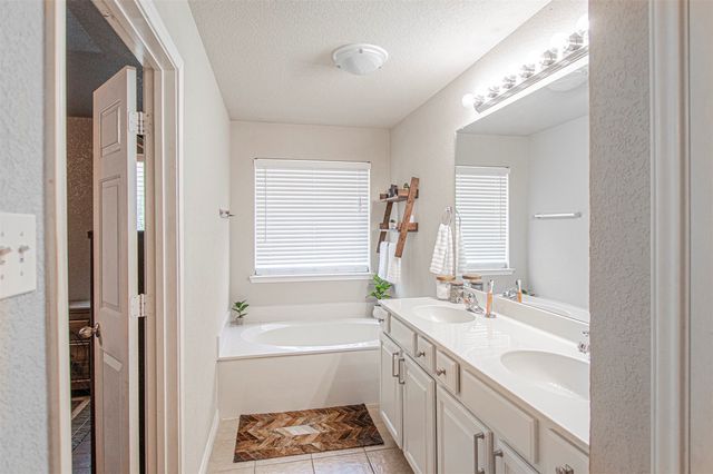 600 Fossil Wood Drive, Saginaw, TX 76179