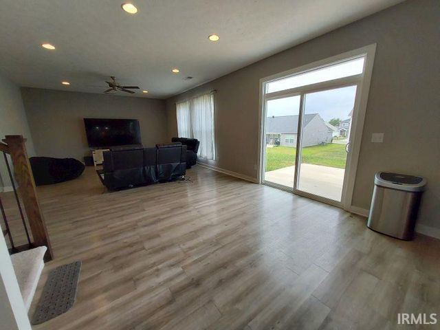 1406 N Hunters Crossing Pass, Huntingburg, IN 47542