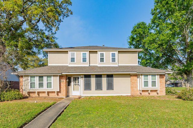 52 S Bachelor Button Street, Lake Jackson, TX 77566