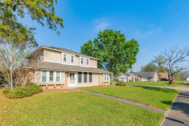 52 S Bachelor Button Street, Lake Jackson, TX 77566