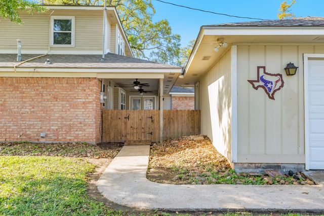52 S Bachelor Button Street, Lake Jackson, TX 77566