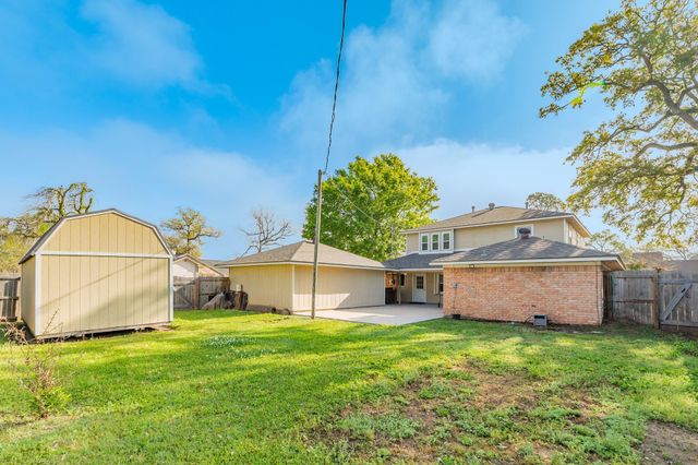 52 S Bachelor Button Street, Lake Jackson, TX 77566