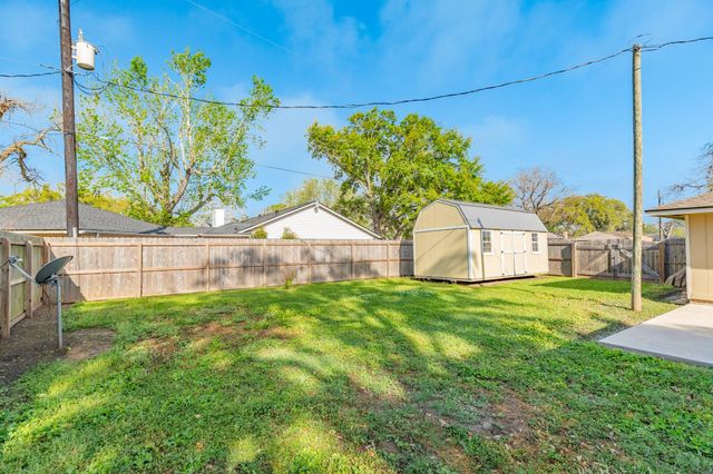 52 S Bachelor Button Street, Lake Jackson, TX 77566