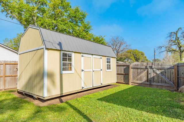 52 S Bachelor Button Street, Lake Jackson, TX 77566