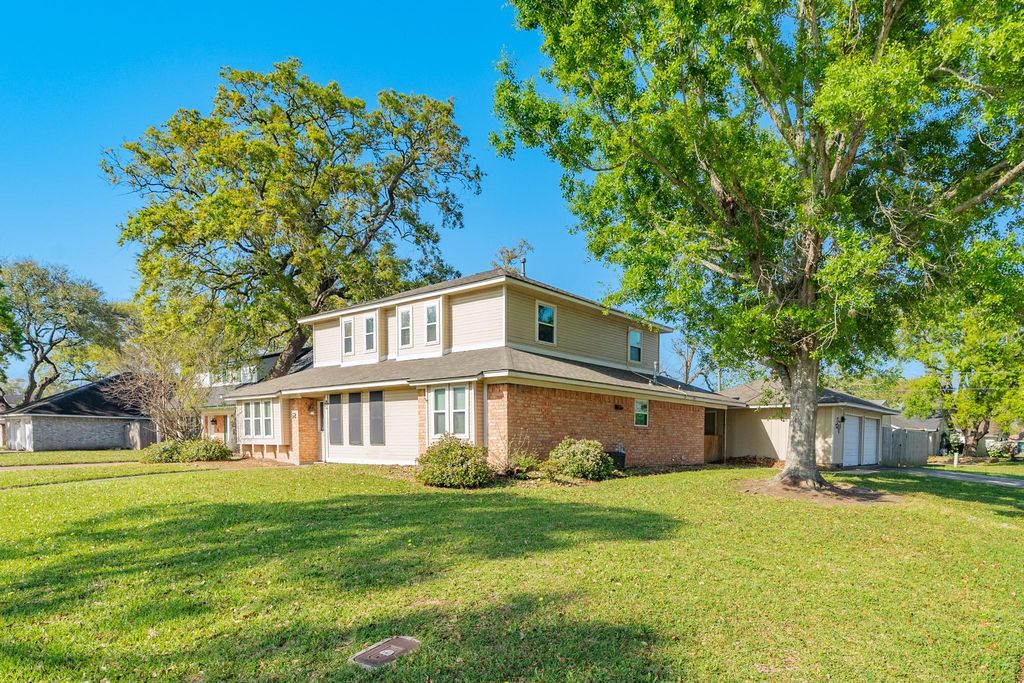 52 S Bachelor Button Street, Lake Jackson, TX 77566