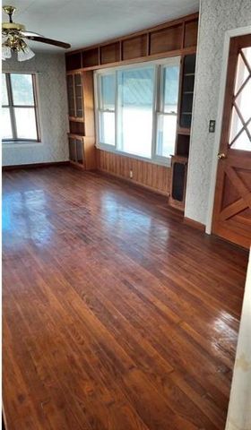 142 W 4th St, Yorktown, TX 78164