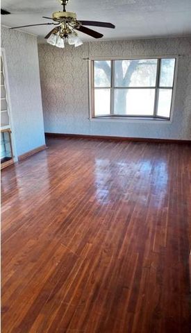 142 W 4th St, Yorktown, TX 78164