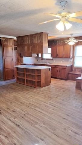 142 W 4th St, Yorktown, TX 78164