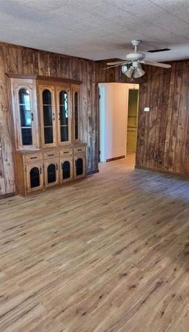 142 W 4th St, Yorktown, TX 78164