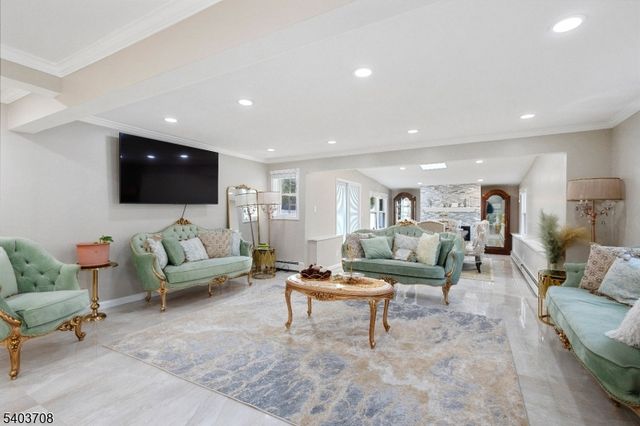 8 Curtis Dr, Lincoln Park Boro, NJ 07035