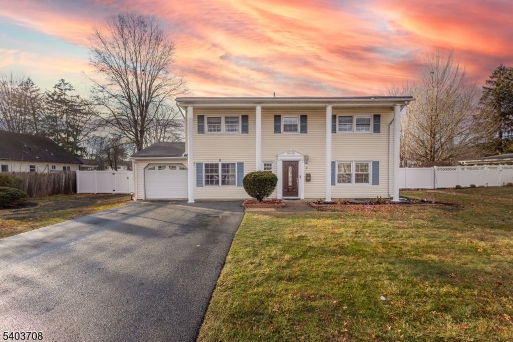 8 Curtis Dr, Lincoln Park Boro, NJ 07035