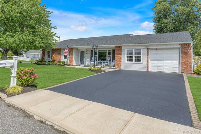 92 Sequoia Way, Holbrook, NY 11741
