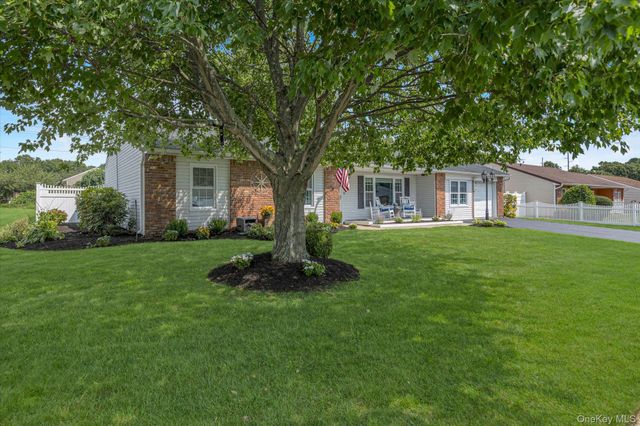 92 Sequoia Way, Holbrook, NY 11741