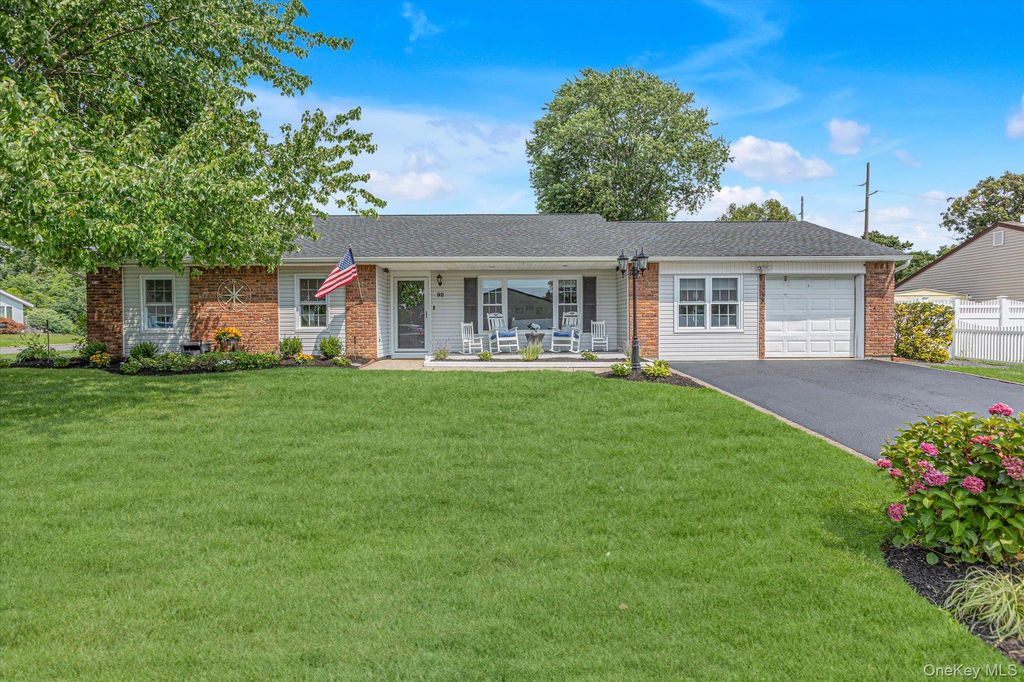 92 Sequoia Way, Holbrook, NY 11741