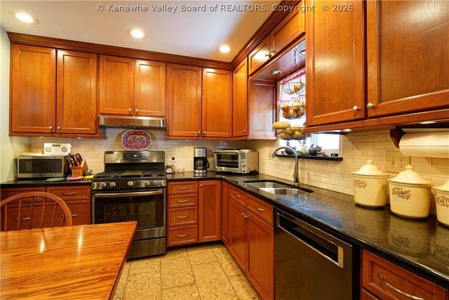 110 Stratford Place, Charleston, WV 25303