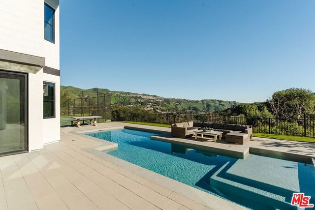 17609 Camino De Yatasto, Pacific Palisades, CA 90272