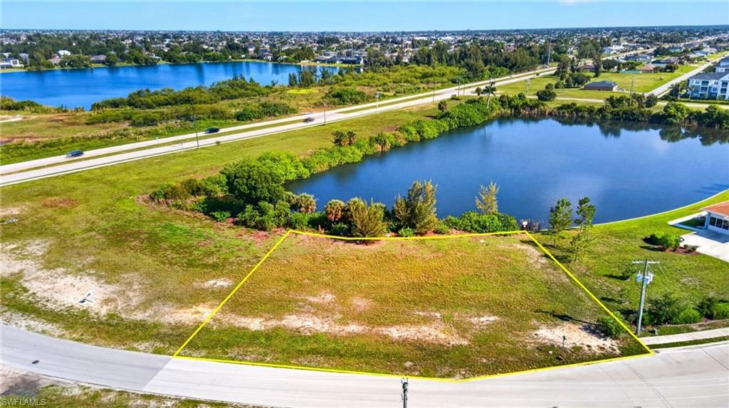 Image 3 of property listing at 1483 SW 6th TER, Cape Coral, FL 33991