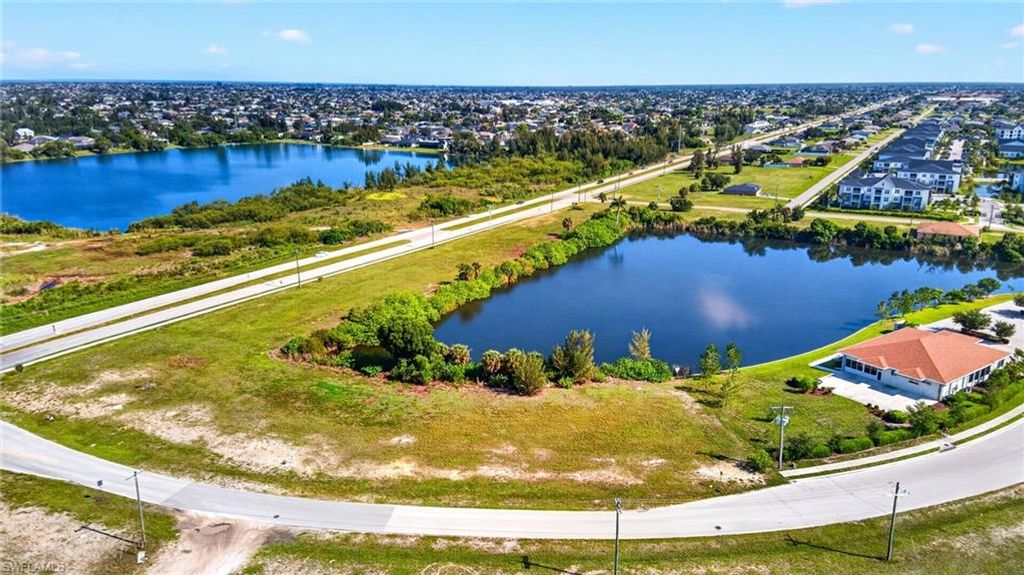 Image 6 of property listing at 1483 SW 6th TER, Cape Coral, FL 33991