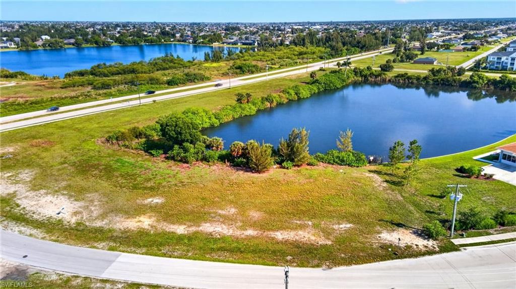 Image 9 of property listing at 1483 SW 6th TER, Cape Coral, FL 33991