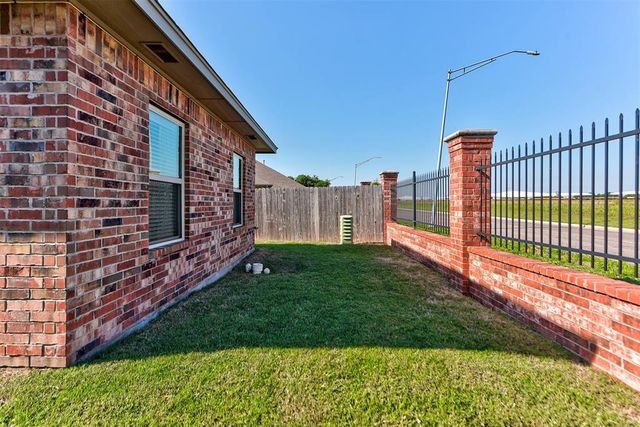 1113 Golden Leaf Drive, Moore, OK 73160