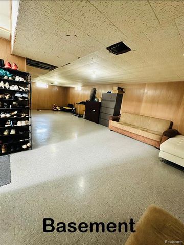 7290 Wiegand, Center Line, MI 48015