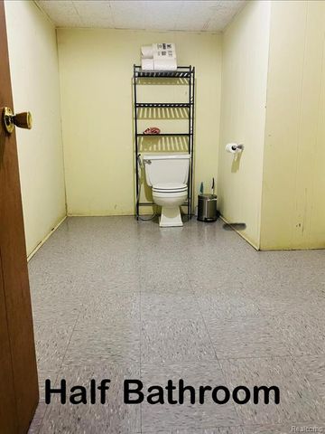 7290 Wiegand, Center Line, MI 48015