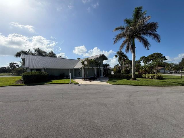 1720 SE Linpark Court, Port St. Lucie, FL 34952