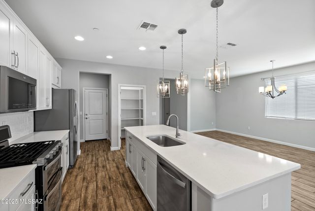 14241 E Hub Drive, Vail, AZ 85641