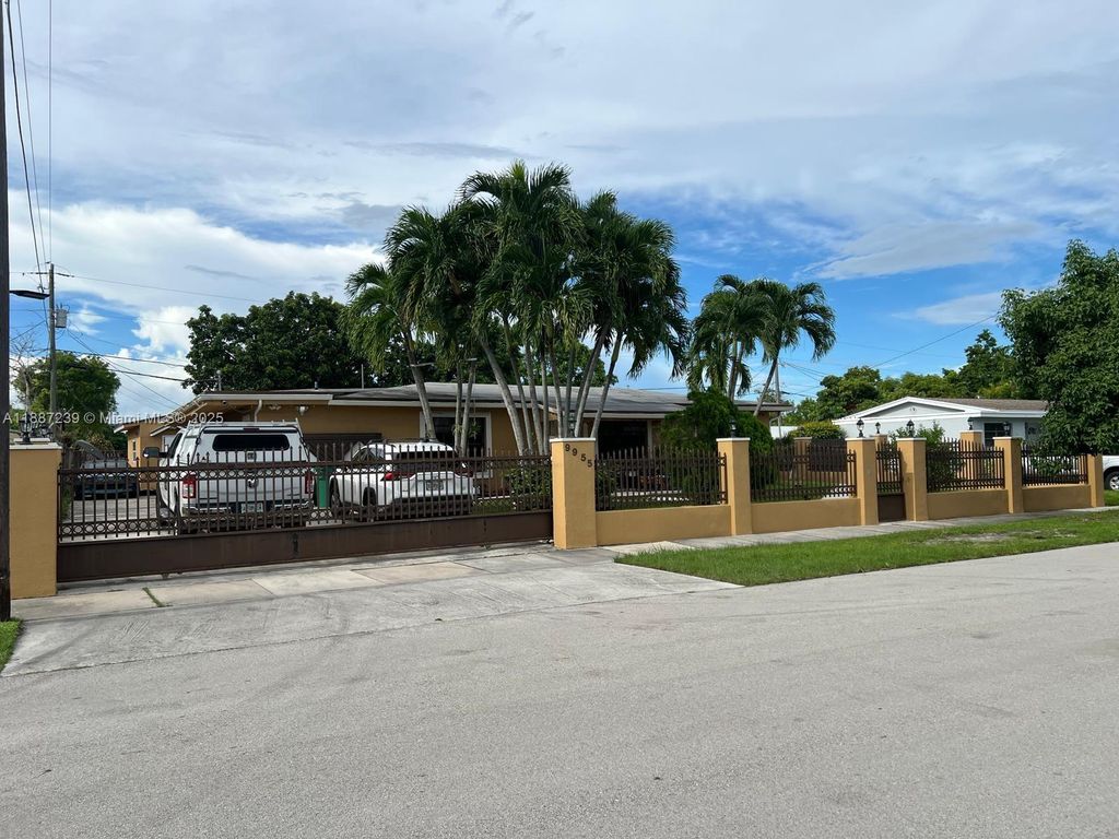9955 Pan American Dr, Cutler Bay, FL 33189