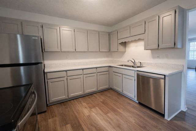 213 Oak Grove Dr, Nashville, TN 37217